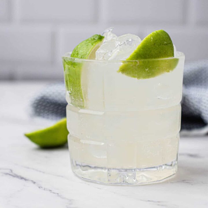 foghorn cocktail with lime wedges.